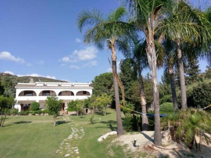 Grosszügiges freistehendes Haus mit 1800m2 Garten und Meersicht 300m vom Strand