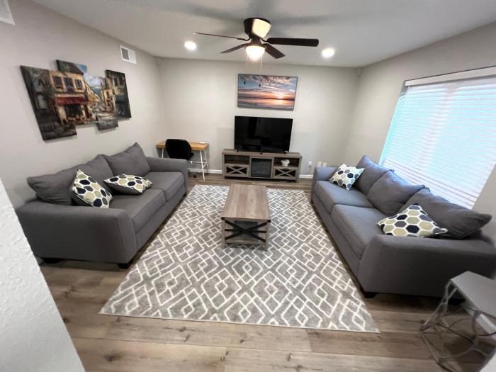 Cheerful 2 bedroom home 20 minutes from downtown