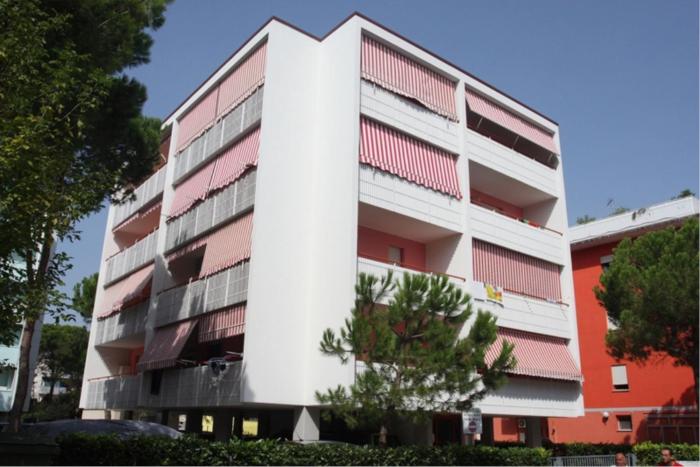 Modern flat for 6 guests with swimming pool