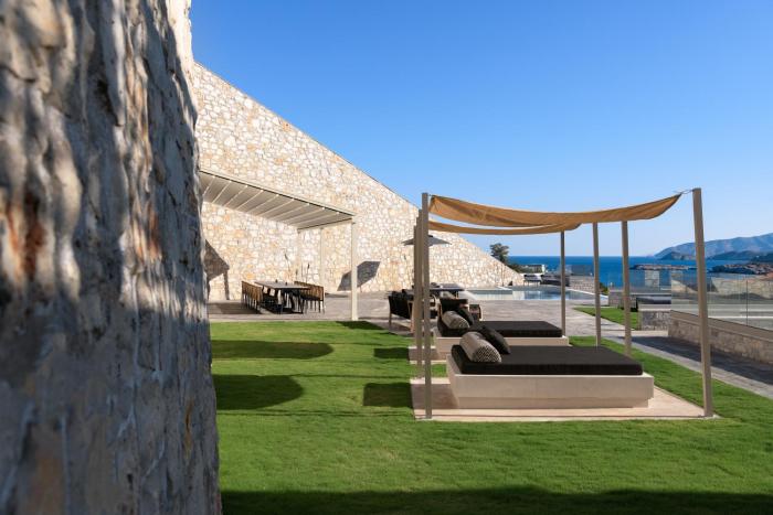 ViveVerde Villa, featuring 3 Pools - Walking distance to Beach & Shops, By ThinkVilla