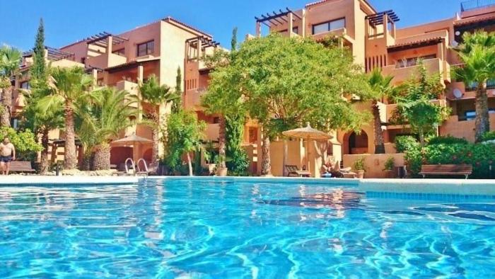 Luxury large 2 bedroom Apartment 10 min walk to Villamartin Plaza