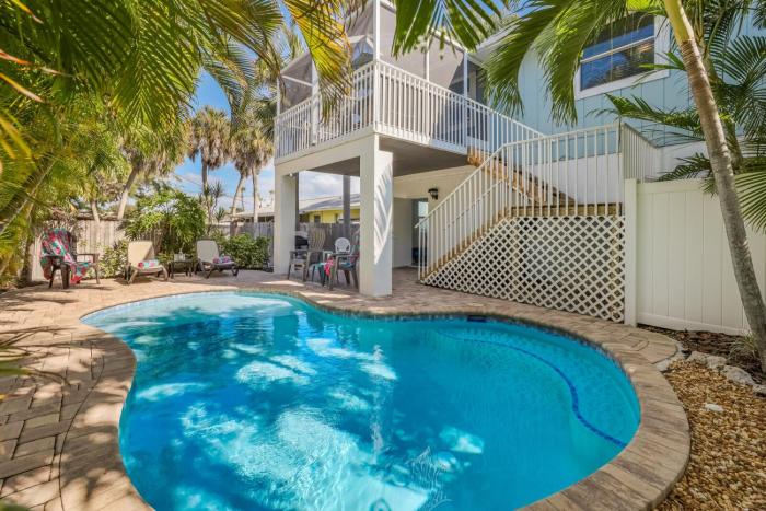 Island Hideaway East: 5 Minute Walk to Beach, Private Pool by Anna Maria Life Vacation Rentals