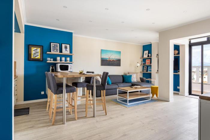 Stylish flat with balcony overlooking the sea