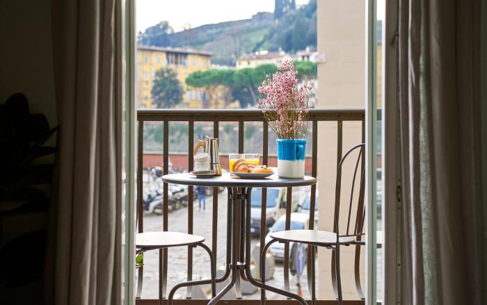 3 Master Bedrooms With Balcony on the River with Views