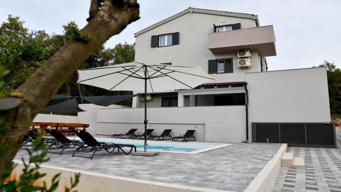 Villa Pinia with pool, Zadar