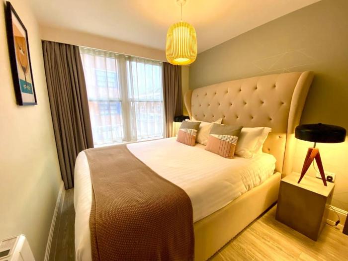 Beautiful 2 Bedroom Apartment - 1 Minute walk to Poole Quay - Great Location - Free Parking - Fast WiFi - Smart TV - Newly decorated - sleeps up to 4! Close to Poole & Bournemouth & Sandbanks