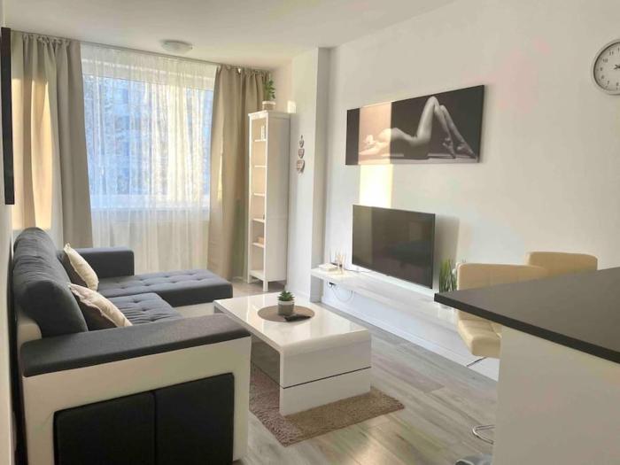 Great location, private parking, new apt