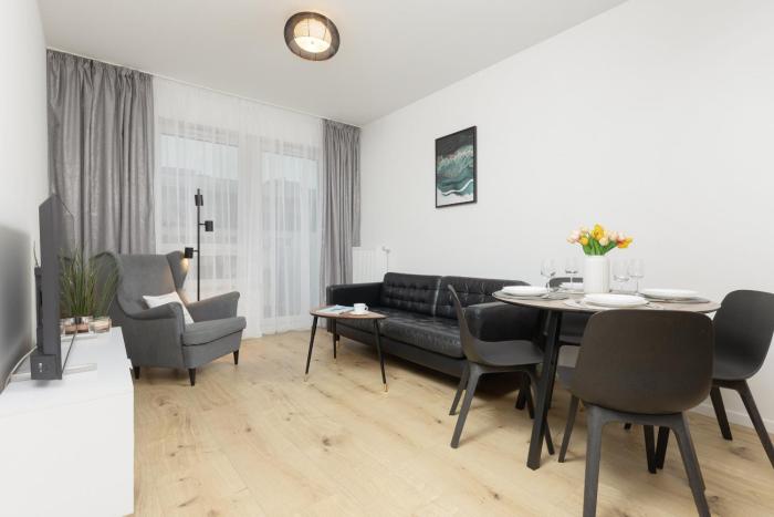 Two-Bedroom Elegant Apartment with Parking Warsaw Praga by Renters