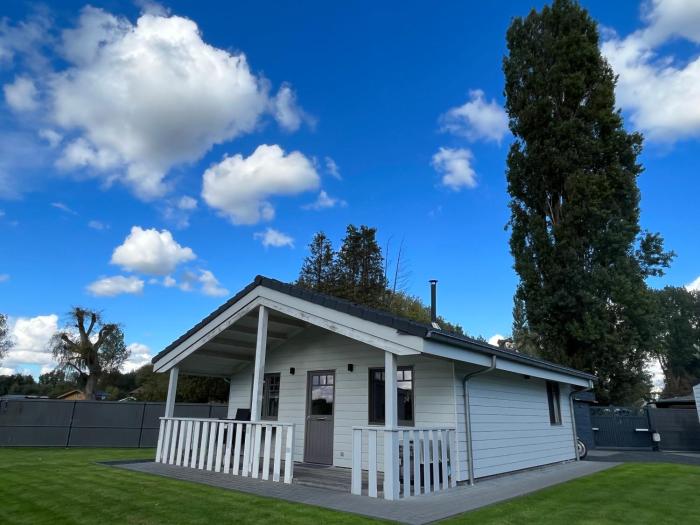 Welkom bij Mario, Een charmante Chalet gelegen aan een vijver in bosrijke omgeving waar je tot rust kan komen.