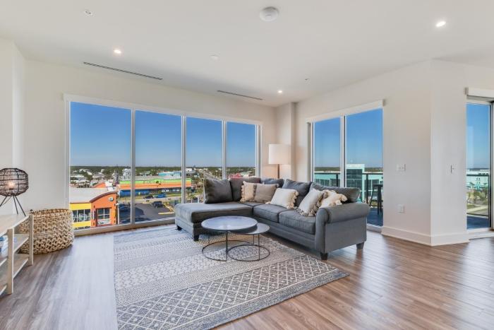 Glamorous 5 BR Condo right next to The Hangout!