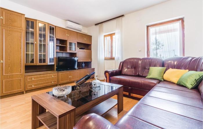 3 Bedroom Stunning Apartment In Pula