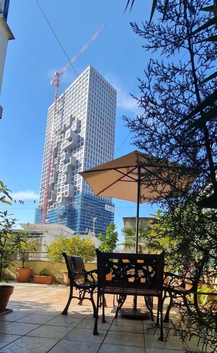 The Bloom Veranda - Elegant City Center Retreat