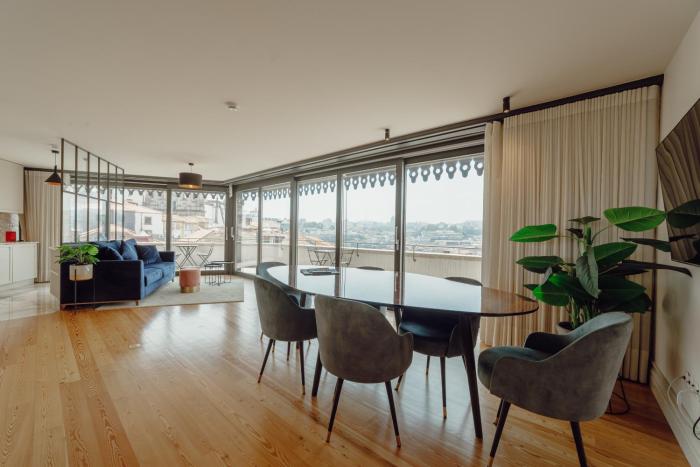 Downtown Penthouse With River View by Vacationy
