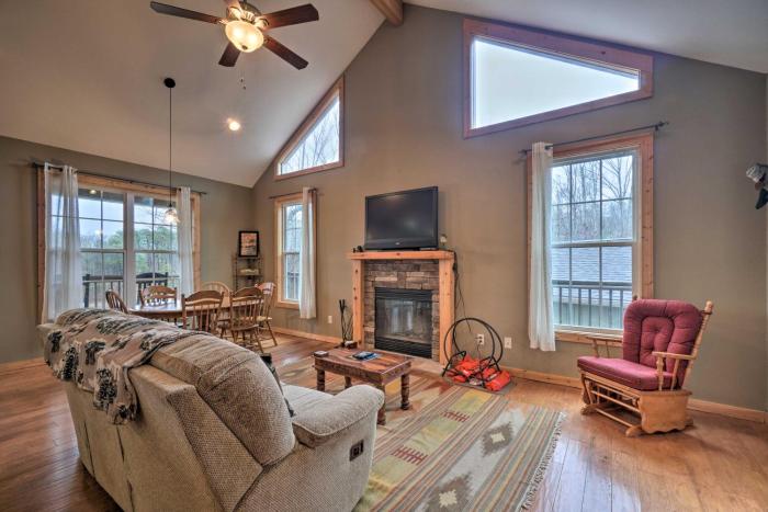 Sevierville Cabin w Lake Views & Wraparound Porch
