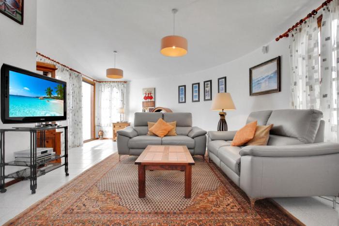 Villa with pool overlooking the Atlantic Ocean and Parque Holandes