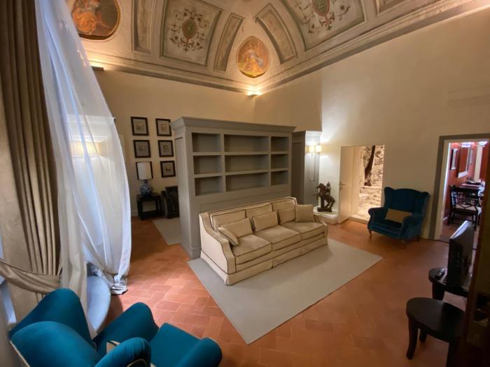Luxury frescoed apartment in the center