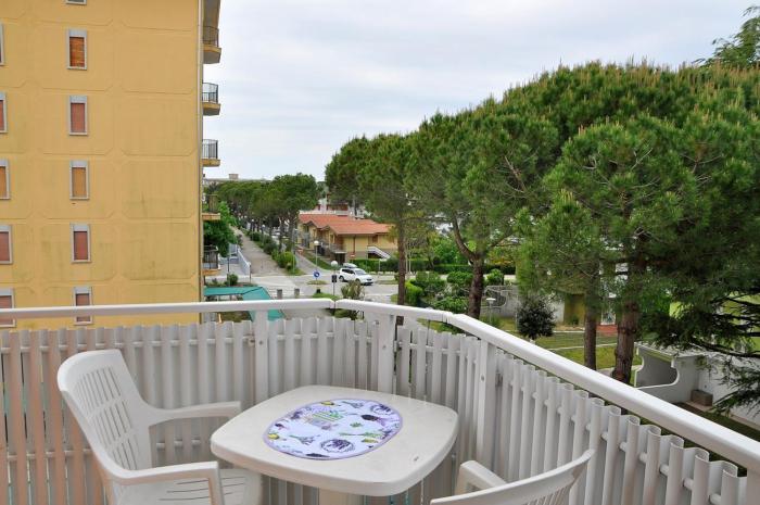 One-bedroom flat with balcony and AC