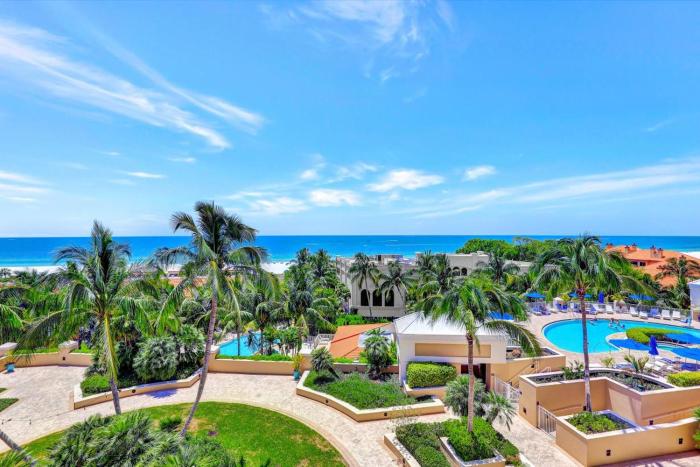 Lavish beachfront condo with rooftop poolspagym