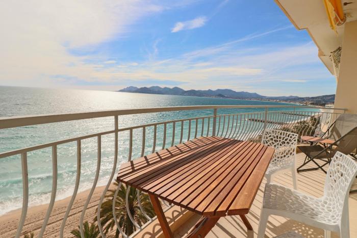 Charming Apartment on Seafront with Rooftop