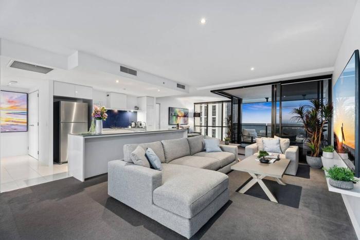 Circle on Cavill, 2 bed,Pool,Spa