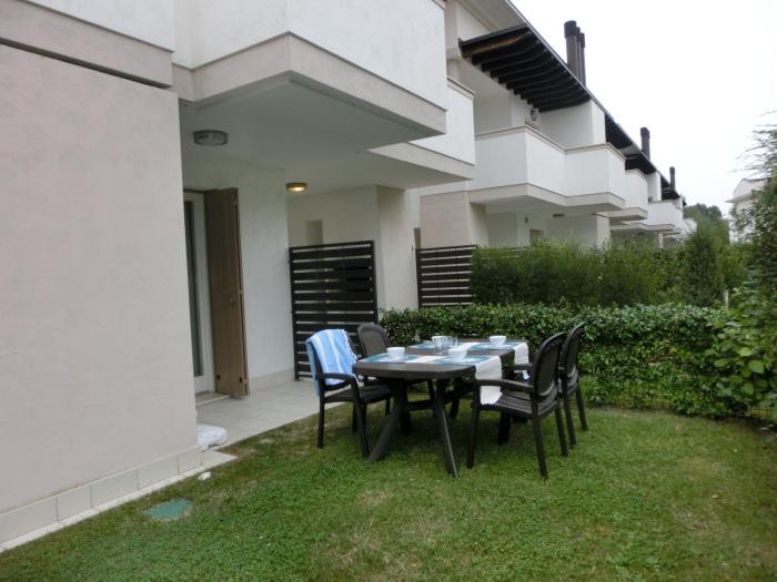 Lovely flat wiht enclosed garden and fireplace