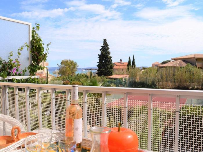 Appartement 2 pièces avec mezzanine et parking, proche plage - Le Lavandou - FR-1-251-205