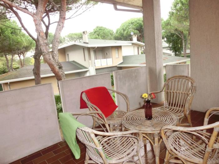 Spacious flat with fenced garden and fireplace