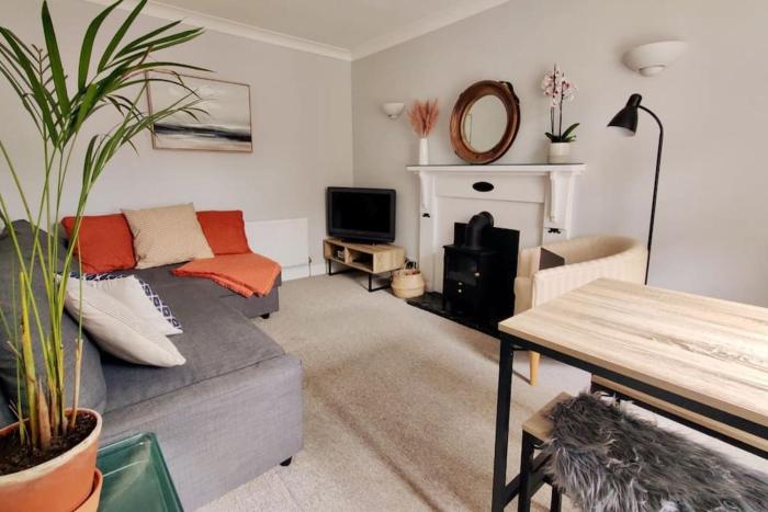 May Cottage - Heart of Vibrant Village & 10 mins Walk to Beach