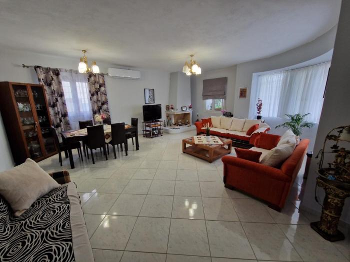 LiriKas airport house