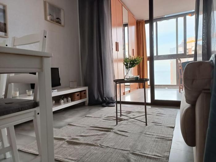 Apto con piscina y vistas al mar