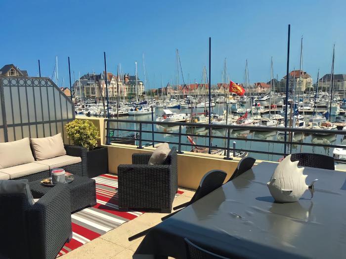 Loft duplex face au port, grande terrasse, plage pied, parking