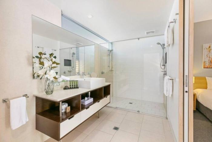 9408 Luxury Apartment Close to Hastings Street
