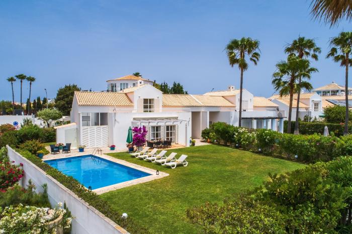 Villa Farol by OCvillas