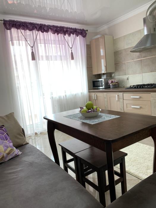 Центр. Поруч Парк та Став (3)