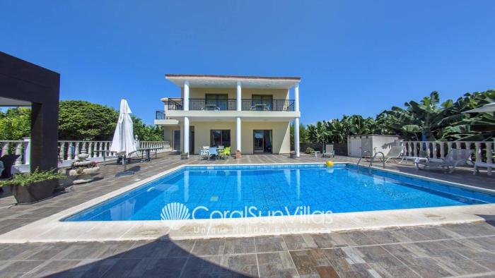 Impressive Villa Exclusive Sea Caves walk to taverns Sleeps 11 Ref 507
