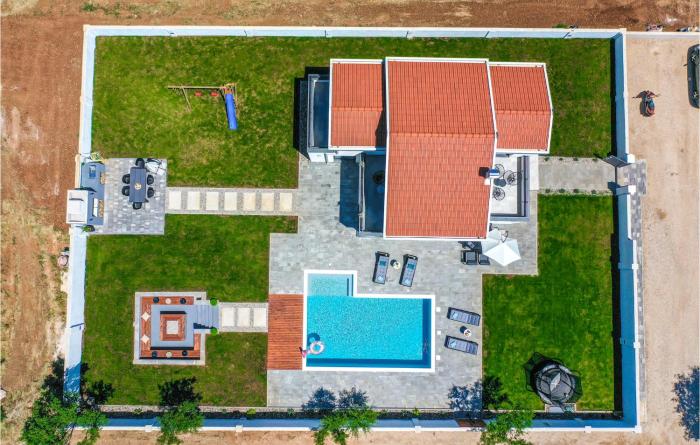 Nice Home In Donji Prolozac With 4 Bedrooms, Wifi And Outdoor Swimming Pool