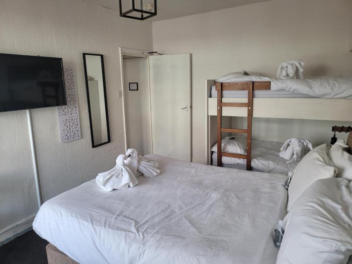 Sea View flat 4 fast WIFI & FREE parking