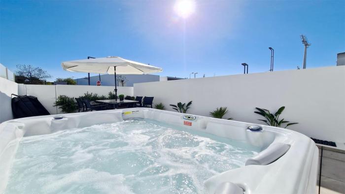 Marina Retreat - CleverDetails, for 2 adults and 2 children, Jacuzzi, near the Marina and the beach