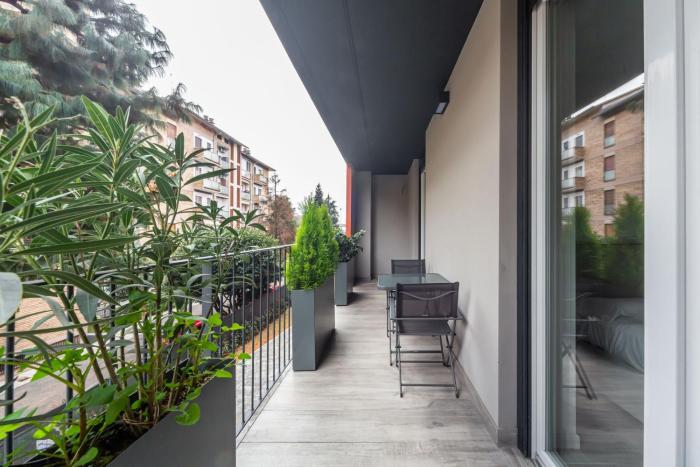 GuestHost - Comfy APT with Private Parking & Balcony