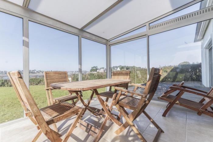 Jolie maison et sa véranda pour de belles vacances