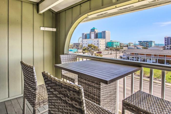 Cozy Carolina Beach Condo with Ocean Views!