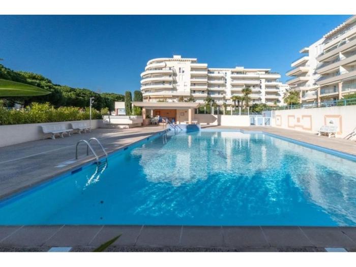 Appartement Studio Cabine à Fréjus, Piscine, Plage à 500m, Clim, Parking, Terrasse, 4 Couchages - FR-1-226A-110