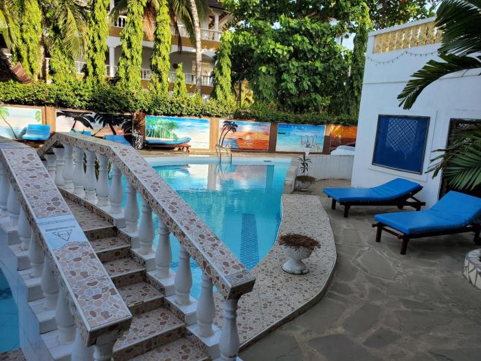 2 Bed House - Sleeps 4 - Pool - Garden - Parking