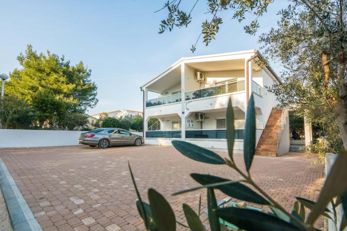 Apartments with parking space Vir - 20799