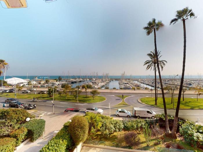 Bel appartement avec terrasse, piscine, parking et WiFi - FR-1-196-321