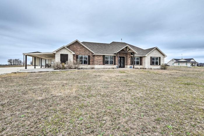 Secluded Krum Home with Patio and Gas Grill!
