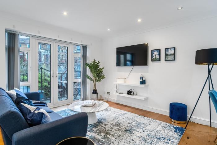 Chic 3 Bed Apartment Near London Bridge with Balcony