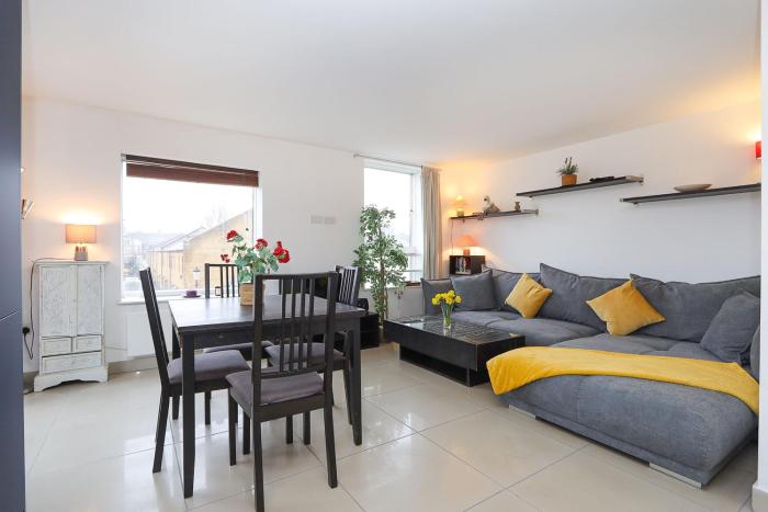 2-bed 2-bath flat around the corner from Portobello Market