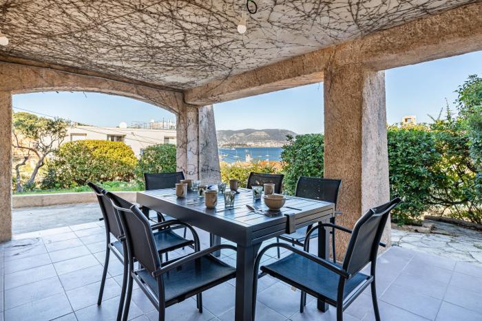 Bas de villa refait à neuf, climatisation et terrasse vue mer