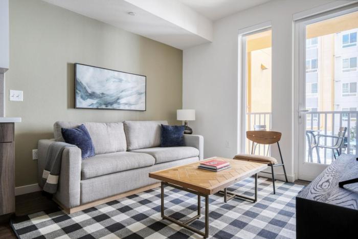 Downtown 1br w pool gym lounge nr 110 LAX-1011